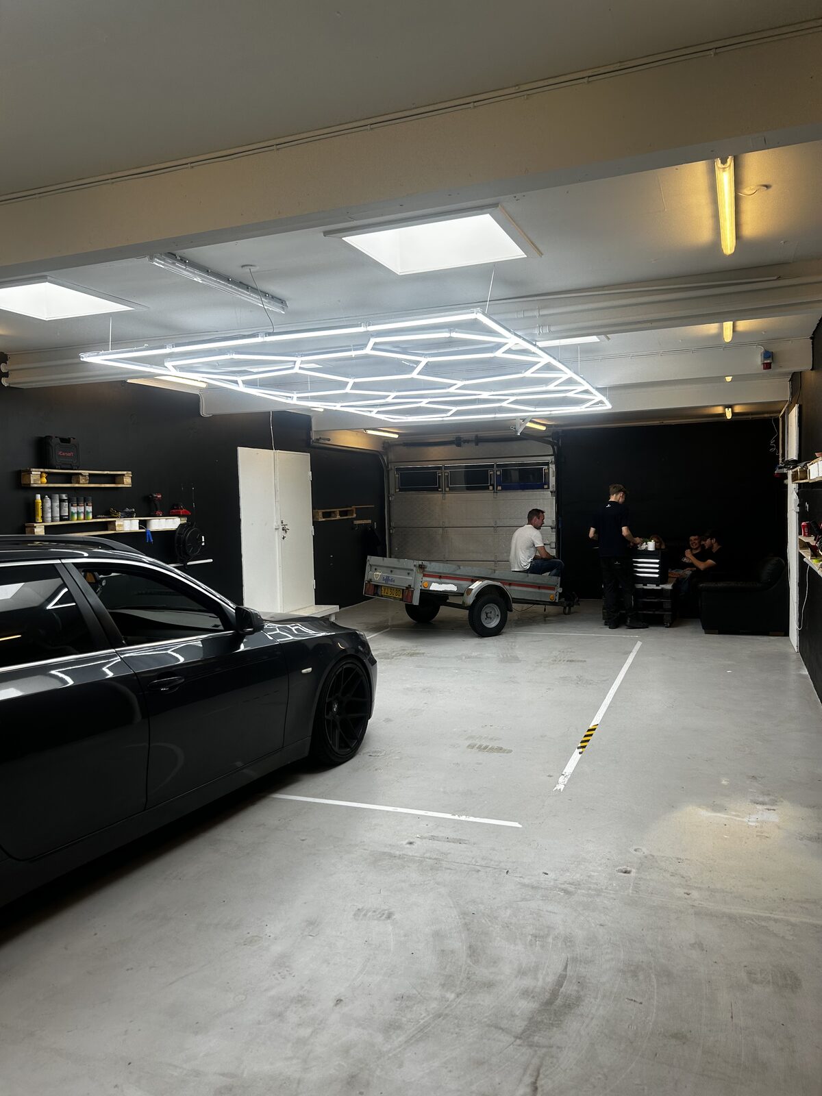 Værkstedet hos O/U Auto Glans med hexagon-lys i loftet